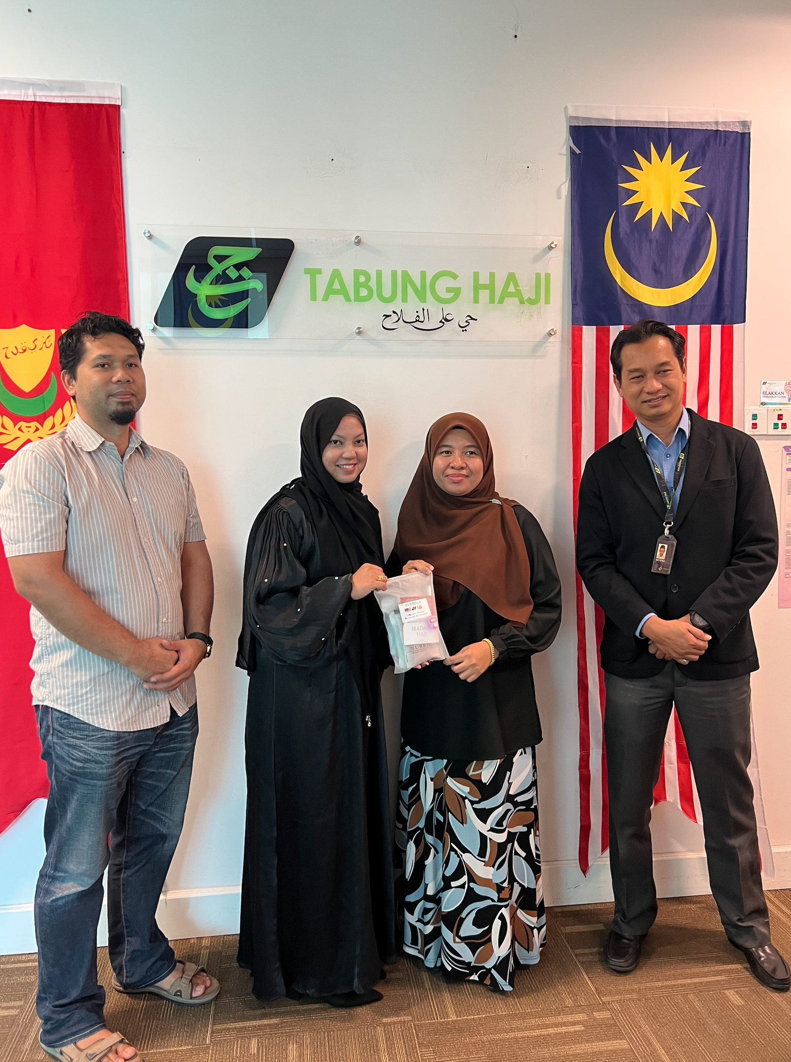 Penyerahan hadiah NURBELLA di pejabat Tabung Haji